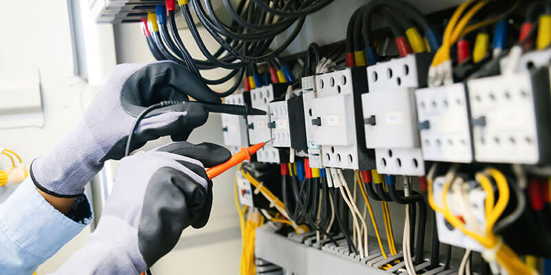 Montaje eléctrico en Colombia: estándares y normativas clave para instalaciones industriales